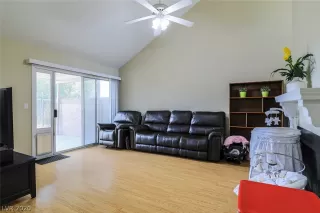 Photo #5: 2242898 Listing