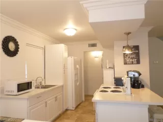 Photo #6: 2244658 Listing