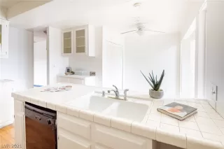 Photo #5: 2246882 Listing