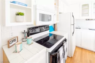 Photo #6: 2246882 Listing