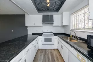 Photo #5: 2246919 Listing