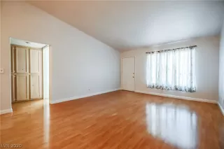 Photo #5: 2247898 Listing