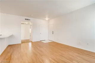 Photo #2: 2256944 Listing