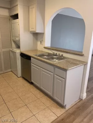 Photo #5: 2259143 Listing