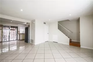 Photo #5: 2260429 Listing