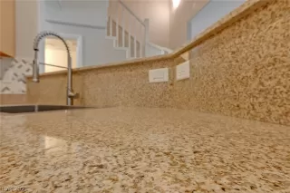 Photo #4: 2261108 Listing