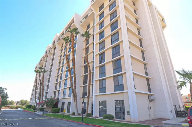 MLS: 2261487 Condo For Sale