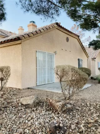 Photo #4: 2261882 Listing