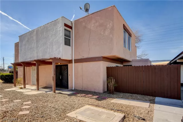 MLS: 2262038 Condo For Sale