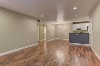 Photo #4: 2264877 Listing