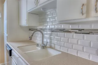 Photo #5: 2264880 Listing