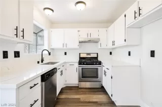 Photo #5: 2266104 Listing