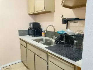 Photo #5: 2266401 Listing