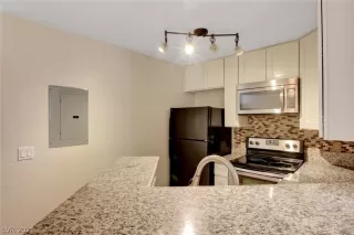 Photo #6: 2268398 Listing