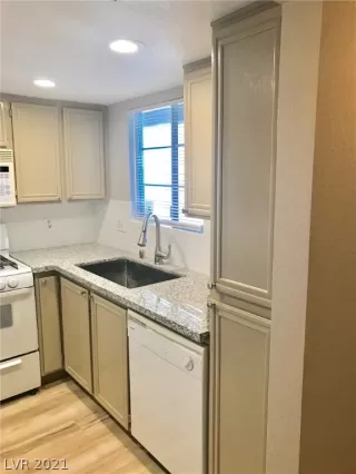 Photo #2: 2268998 Listing