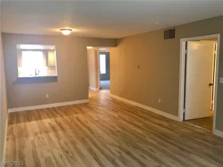 Photo #5: 2268998 Listing