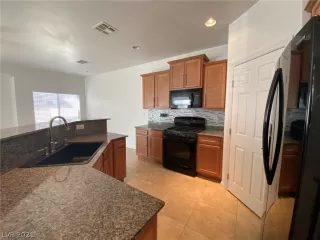 Photo #5: 2272592 Listing