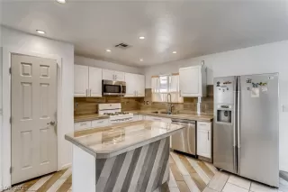 Photo #4: 2272747 Listing