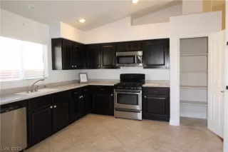 Photo #5: 2275885 Listing