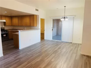 Photo #5: 2276598 Listing