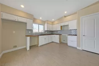 Photo #6: 2276811 Listing