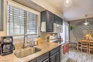 Photo #5: 2276993 Listing