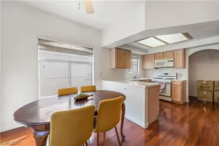 Photo #5: 2278293 Listing