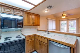 Photo #5: 2278330 Listing 