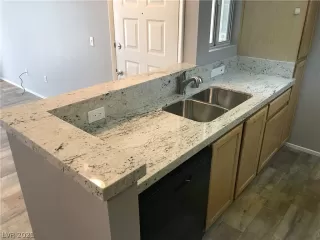 Photo #3: 2279324 Listing