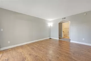 Photo #4: 2279942 Listing