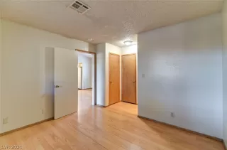 Photo #5: 2280192 Listing