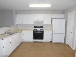 Photo #4: 2280232 Listing