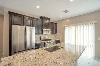 Photo #5: 2280241 Listing