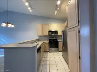 Photo #5: 2280386 Listing