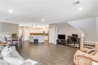 Photo #5: 2280411 Listing