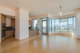 Photo #4: 2280682 Listing