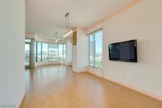 Photo #5: 2280682 Listing