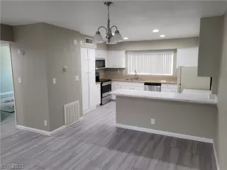 Photo #4: 2281386 Listing