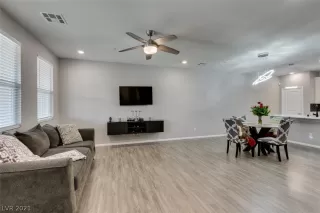 Photo #6: 2281591 Listing