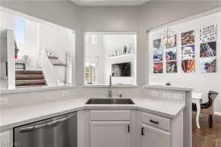 Photo #6: 2281632 Listing 