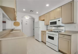 Photo #6: 2281899 Listing