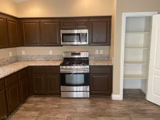 Photo #5: 2281940 Listing