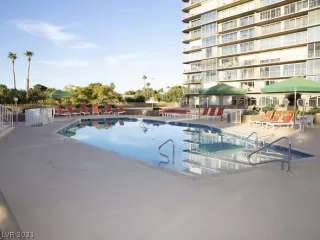 Photo #3: 2282109 Listing