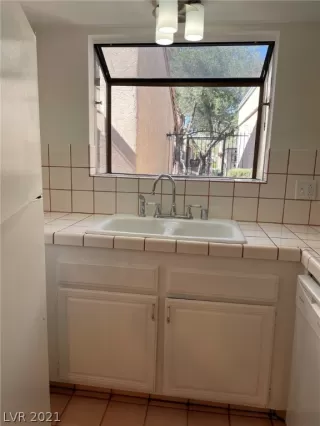 Photo #5: 2282241 Listing