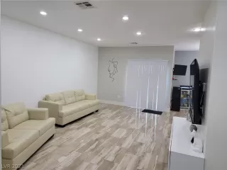 Photo #5: 2282280 Listing 