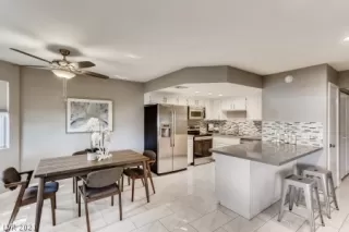 Photo #3: 2282944 Listing