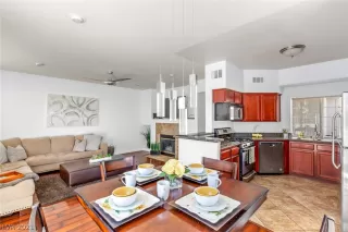 Photo #5: 2283401 Listing