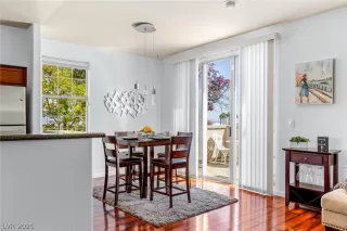 Photo #6: 2283401 Listing