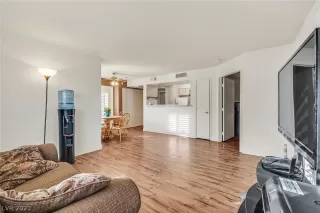 Photo #4: 2283404 Listing