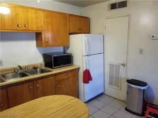 Photo #5: 2283701 Listing